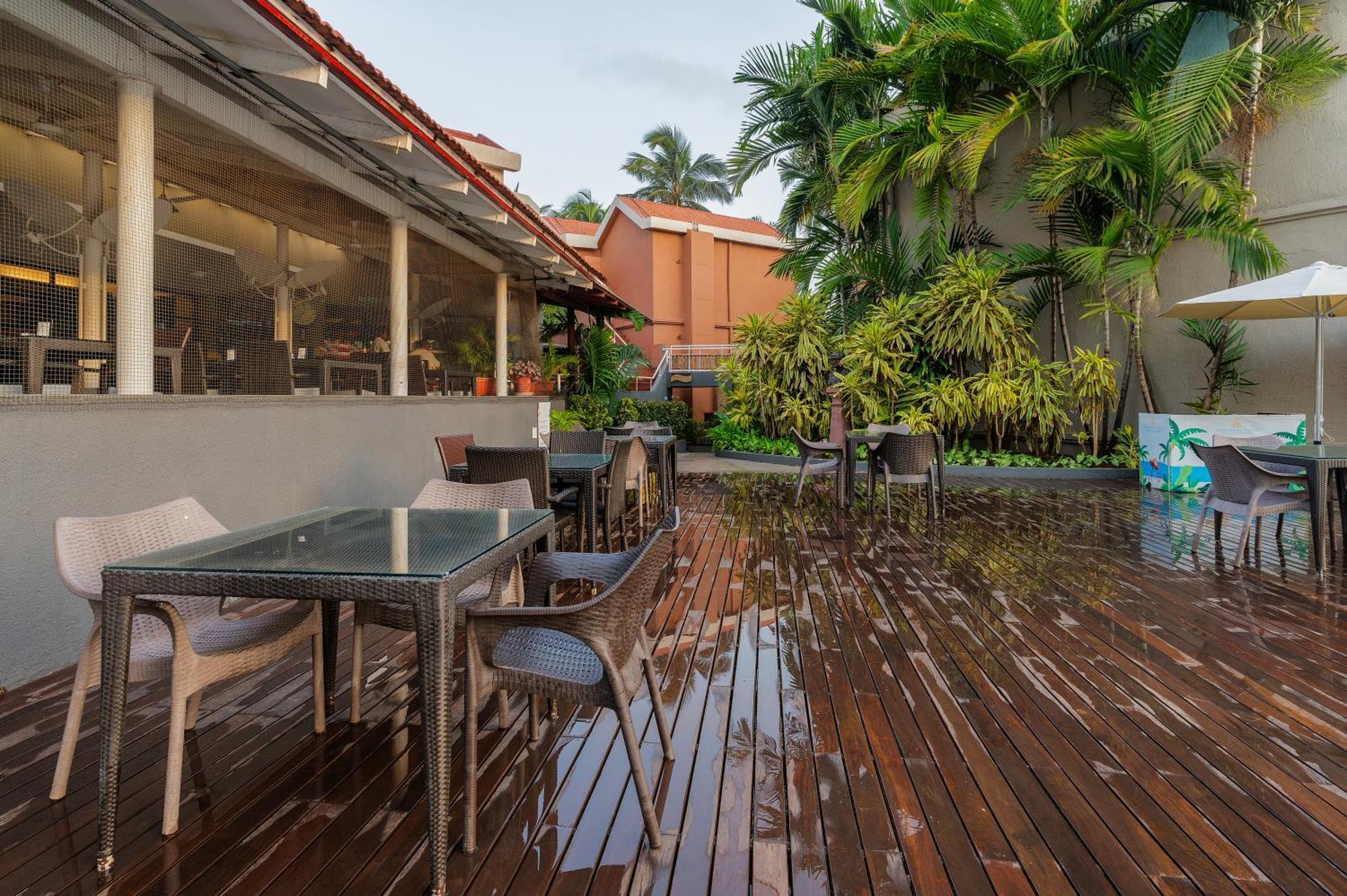 Whispering Palms Beach Resort Кандолим Екстериор снимка