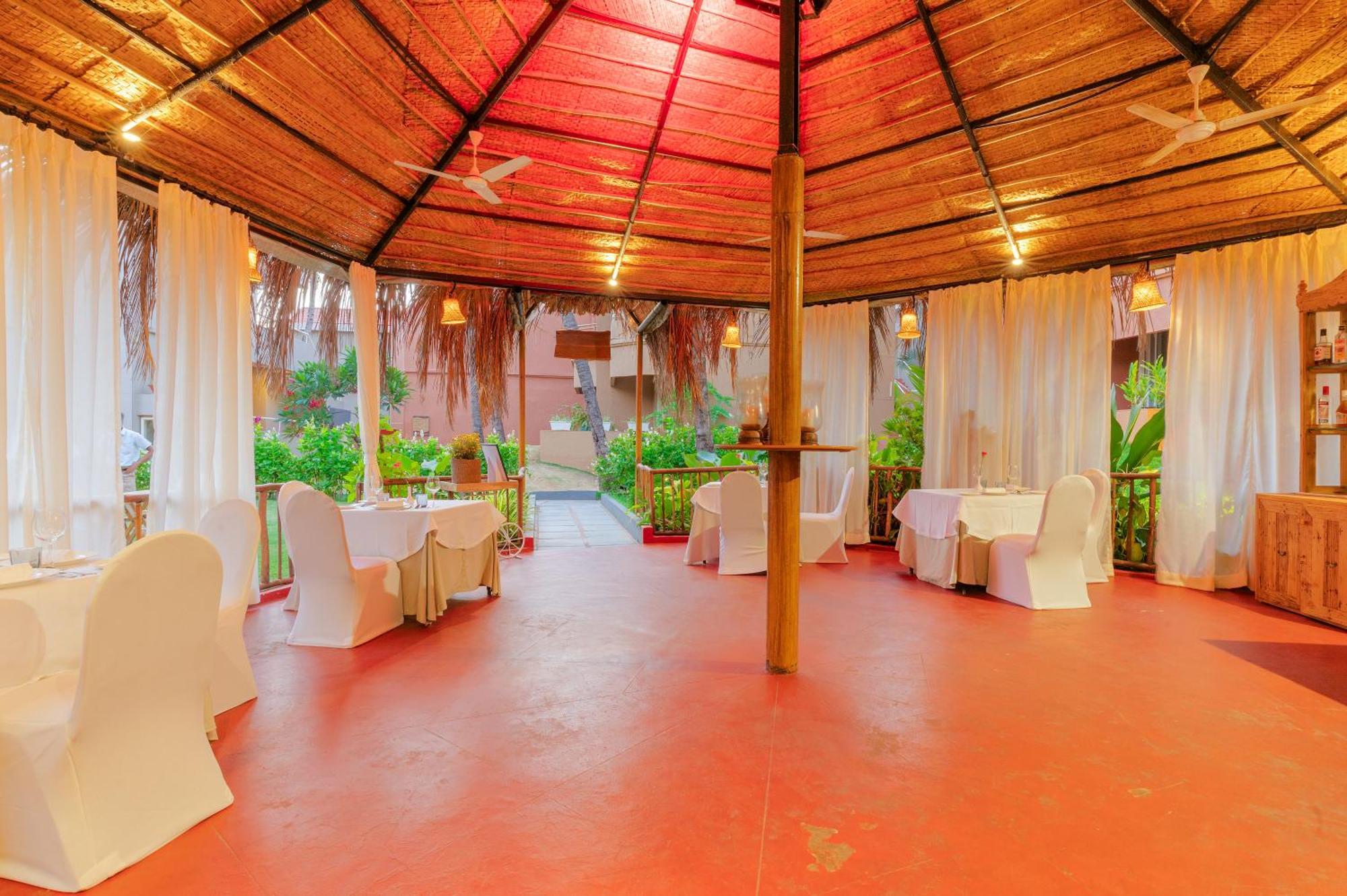 Whispering Palms Beach Resort Кандолим Екстериор снимка