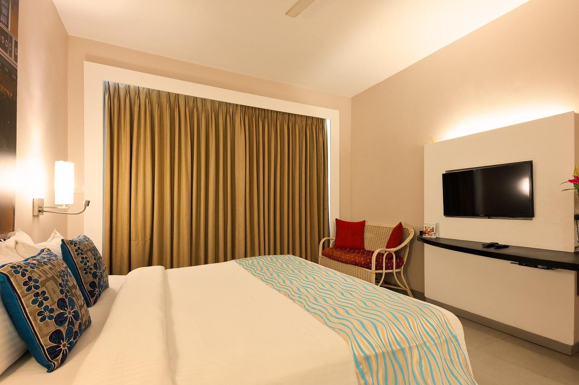 Whispering Palms Beach Resort Кандолим Екстериор снимка