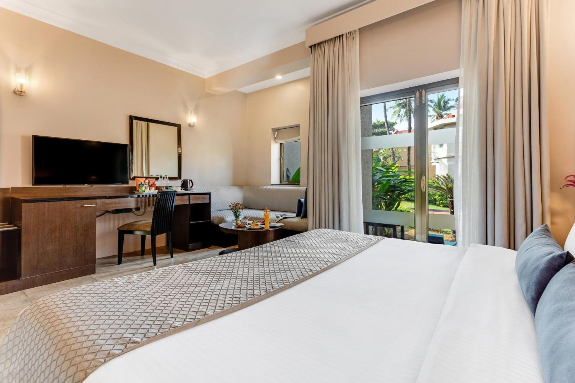 Whispering Palms Beach Resort Кандолим Екстериор снимка