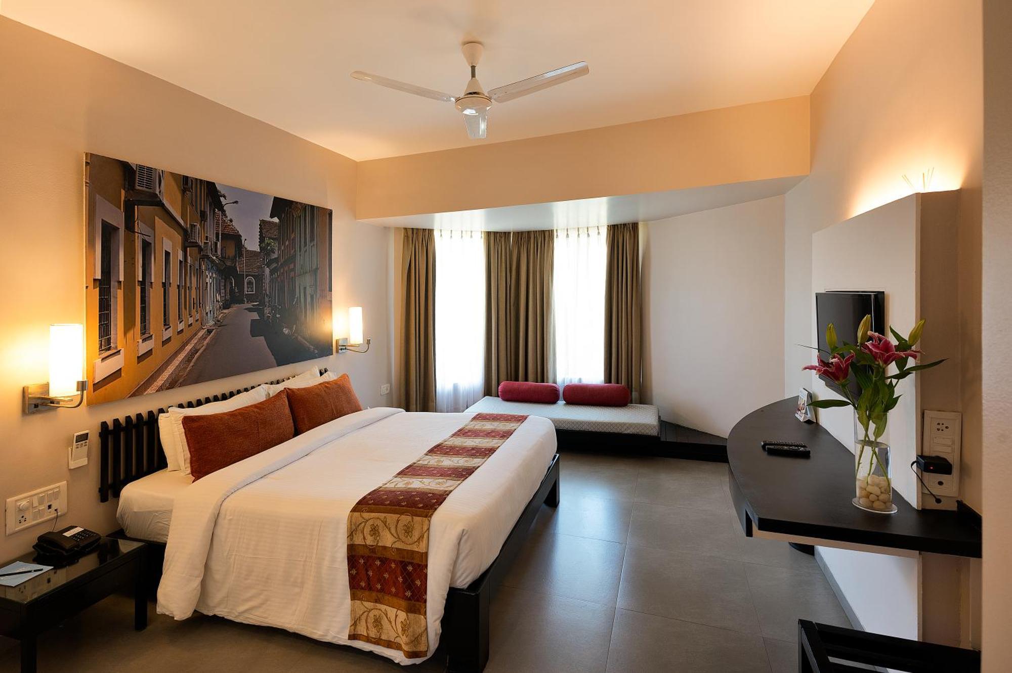 Whispering Palms Beach Resort Кандолим Екстериор снимка