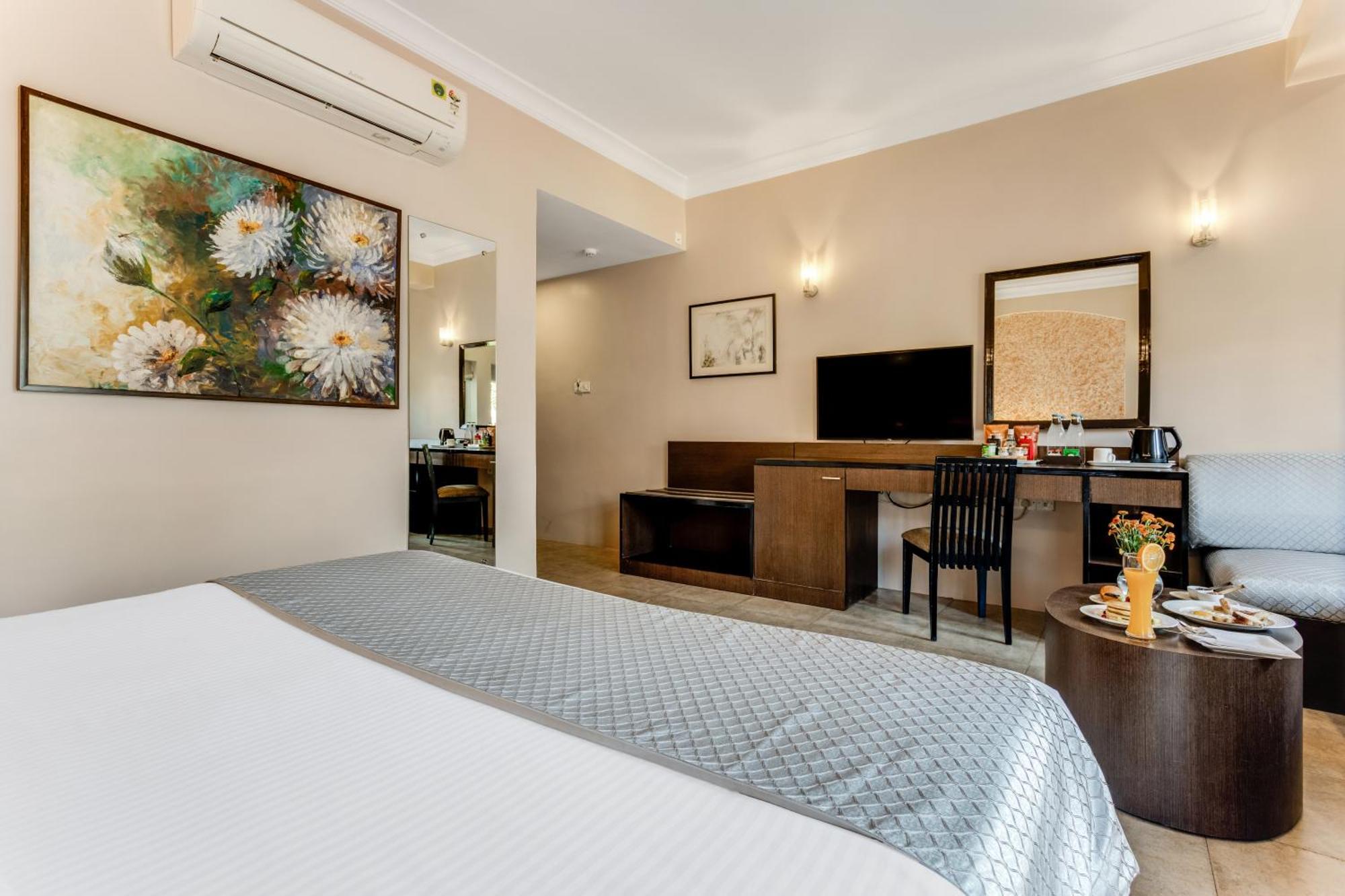 Whispering Palms Beach Resort Кандолим Екстериор снимка