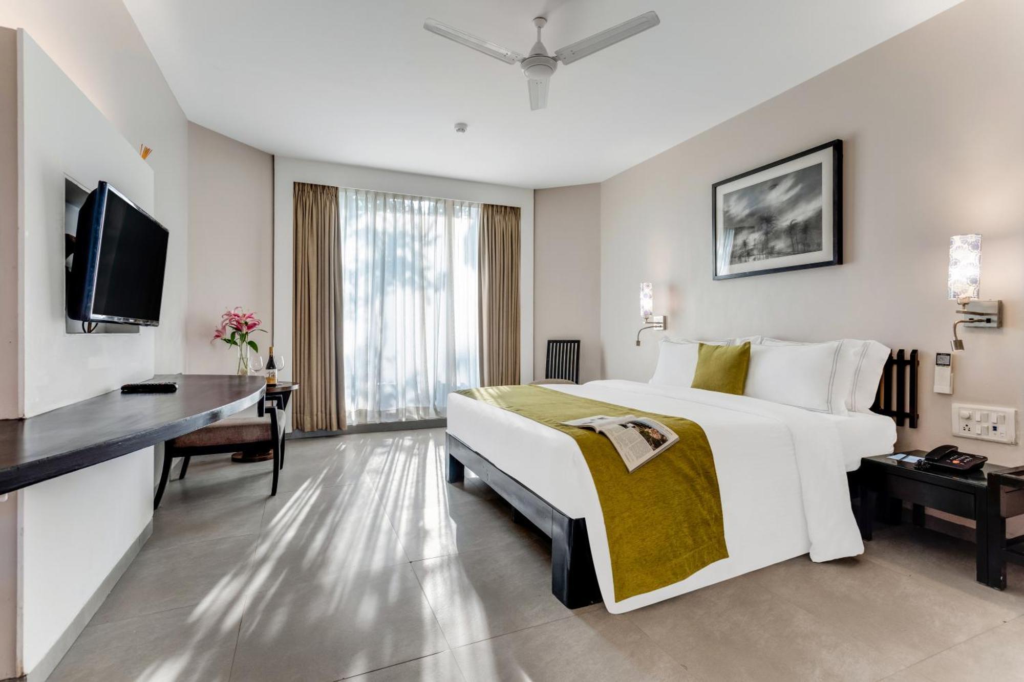 Whispering Palms Beach Resort Кандолим Екстериор снимка