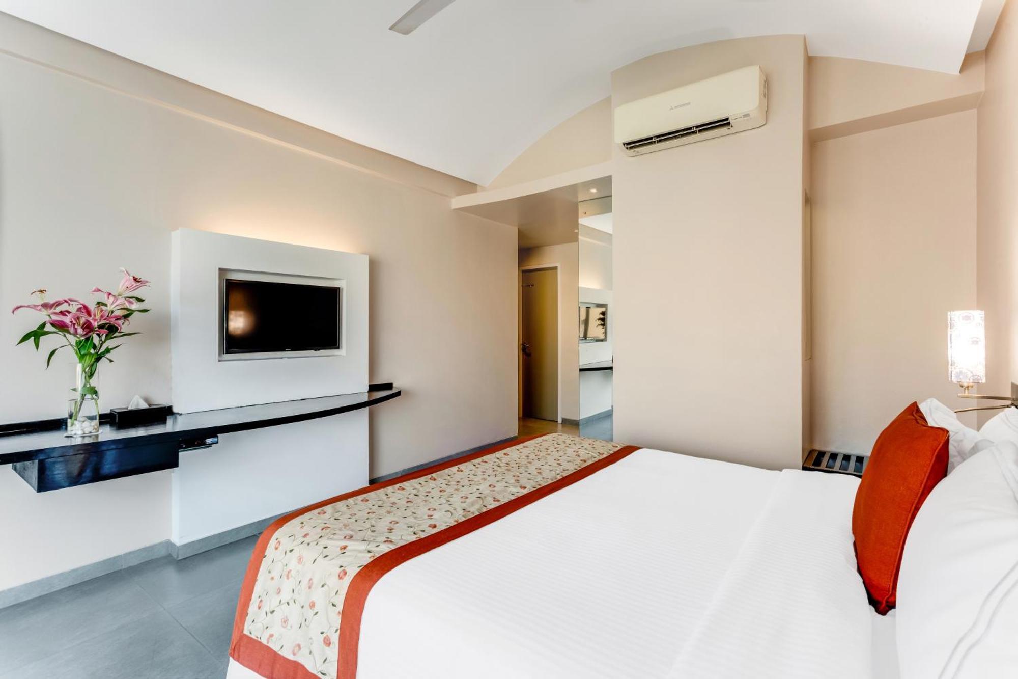Whispering Palms Beach Resort Кандолим Екстериор снимка