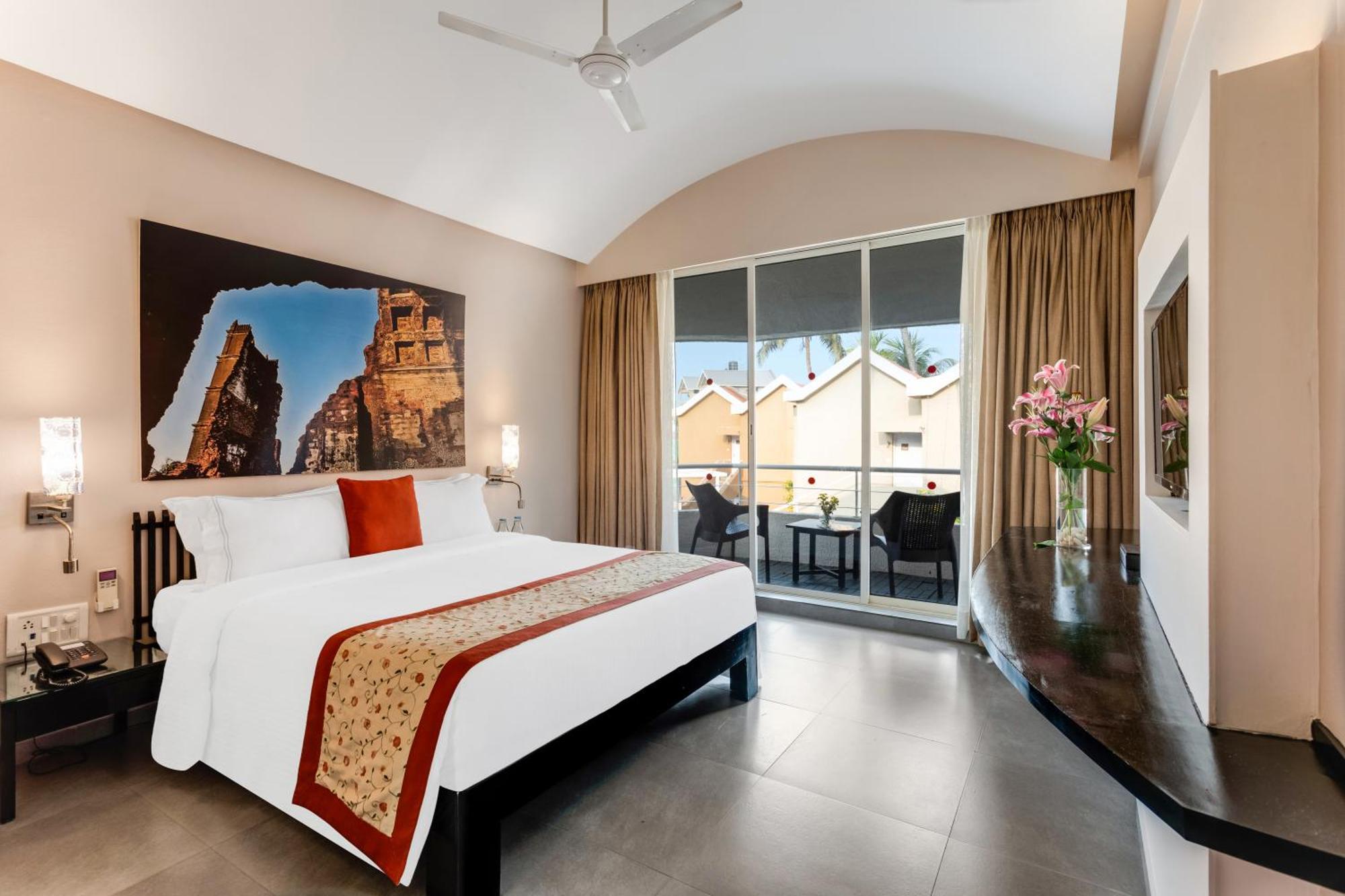Whispering Palms Beach Resort Кандолим Екстериор снимка