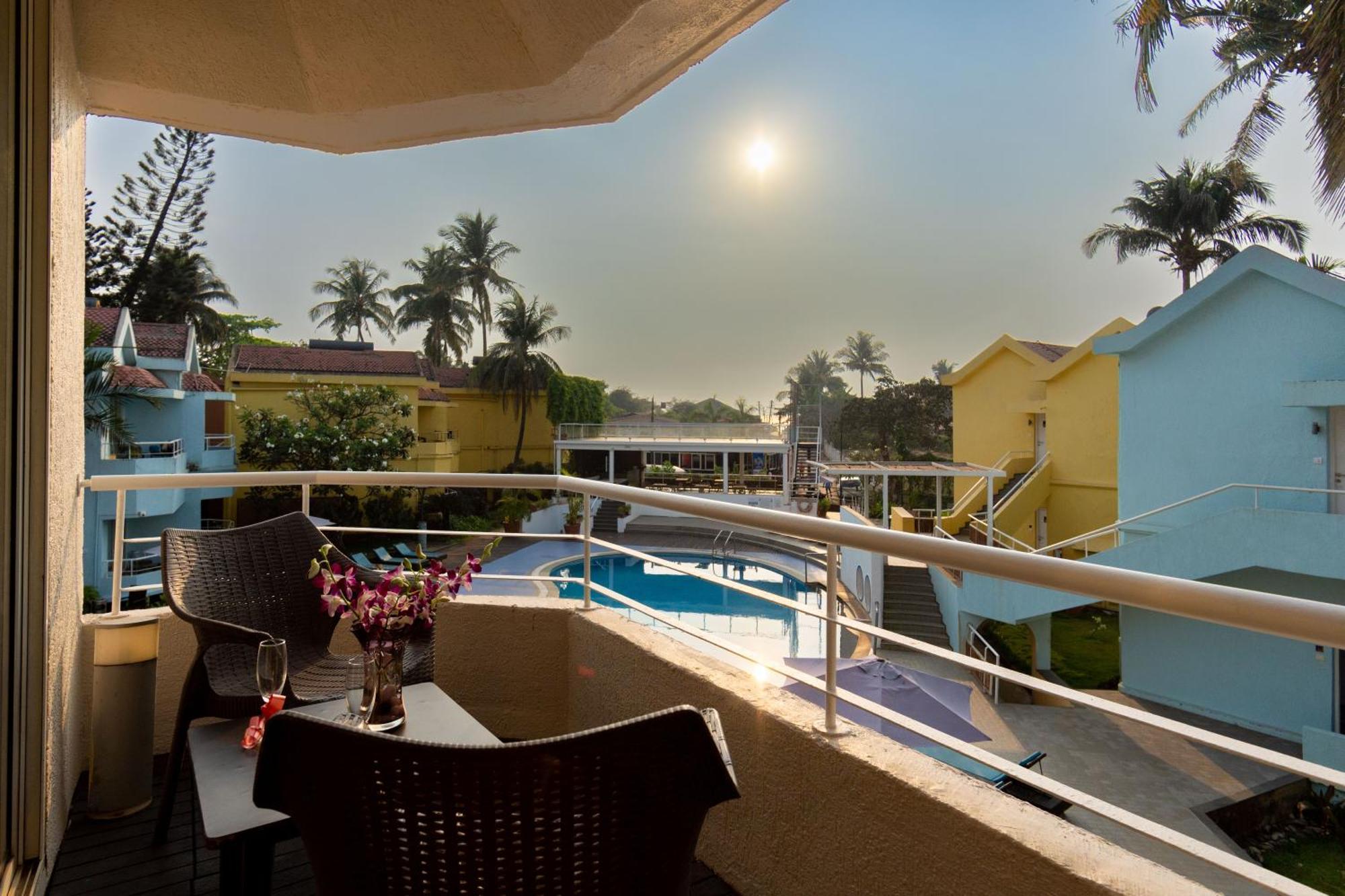 Whispering Palms Beach Resort Кандолим Екстериор снимка