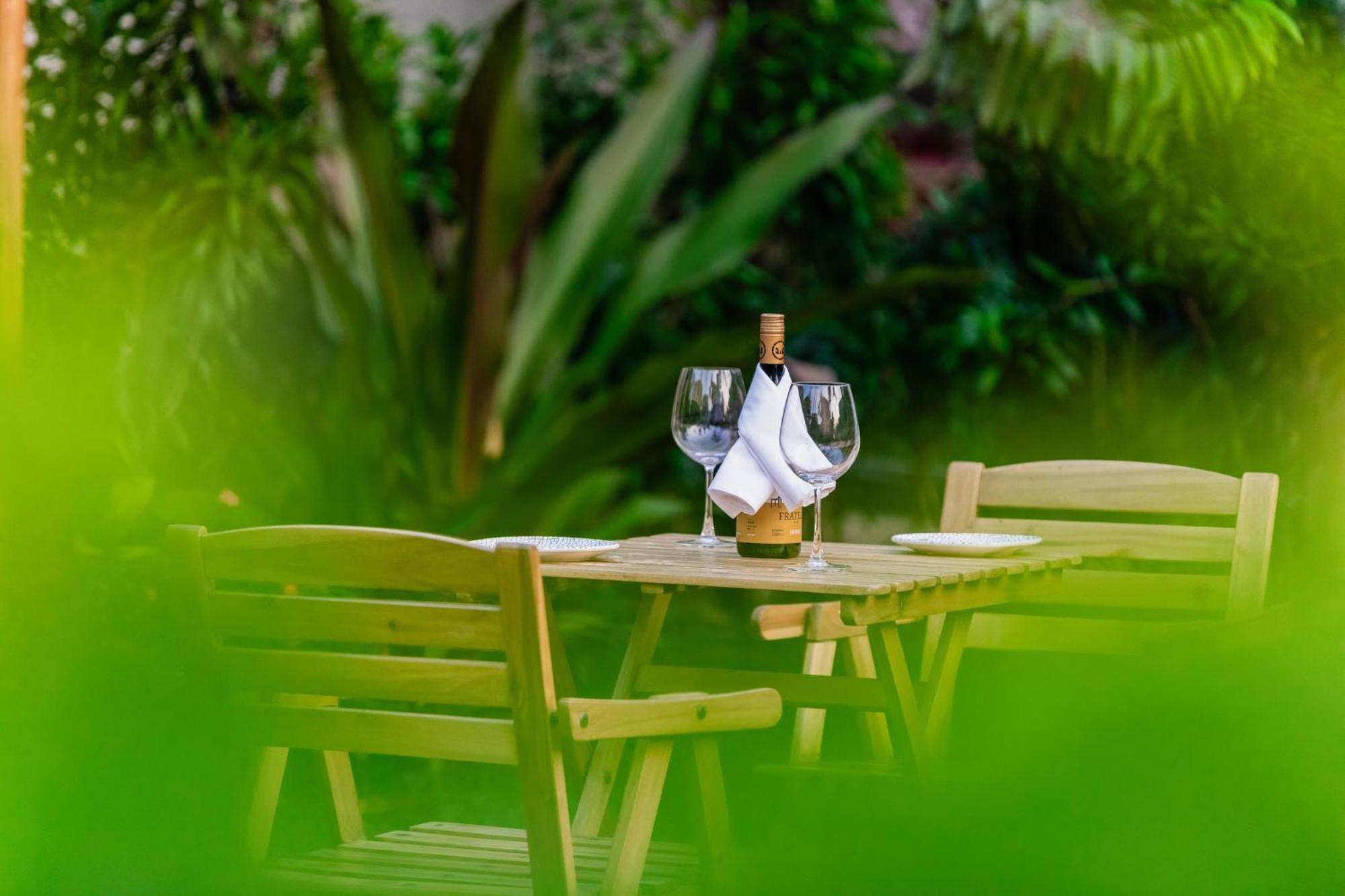 Whispering Palms Beach Resort Кандолим Екстериор снимка