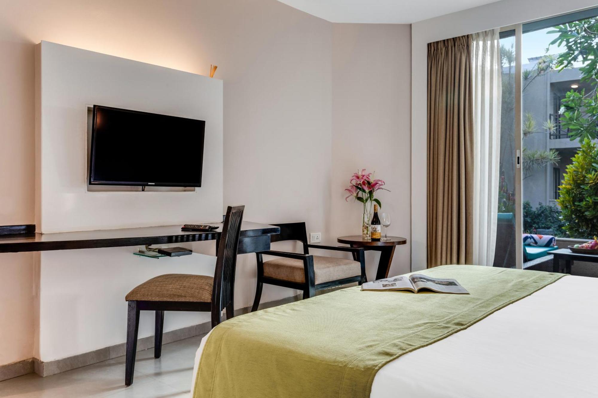 Whispering Palms Beach Resort Кандолим Екстериор снимка